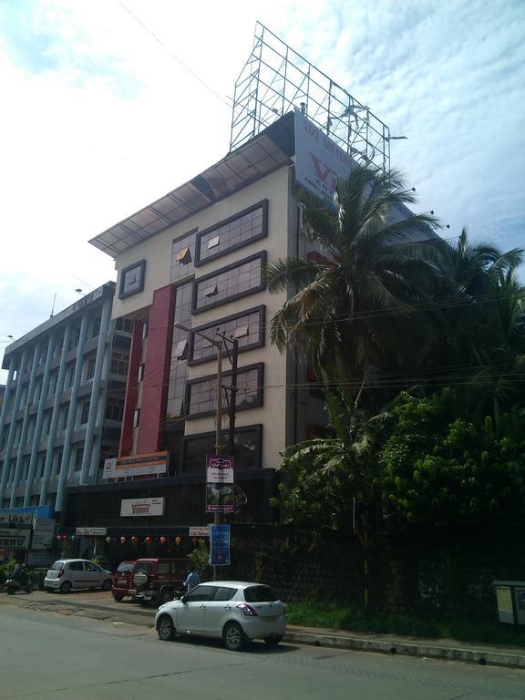 Veenu International Hotell Mangalore Exteriör bild